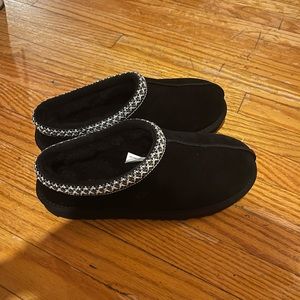 Girls Black Uggs size 6 (not women)